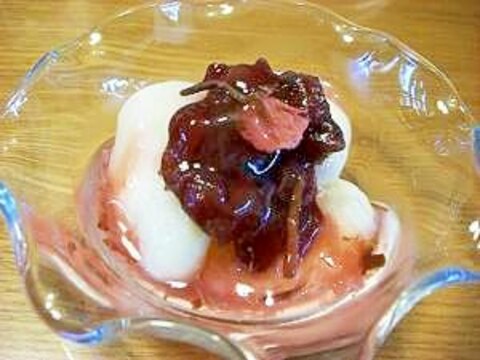 桜のソースをかけた小豆白玉団子